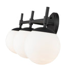 Lampada da bagno a 3 luci 929 Lighting in più finiture con paralumi in vetro opalino