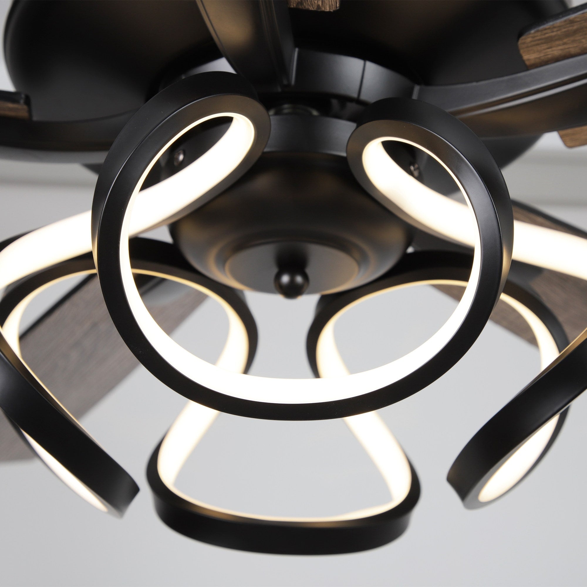 Ventilatore da soffitto moderno a LED dimmerabile da interno cromato/nero da 52 pollici con luce e telecomando