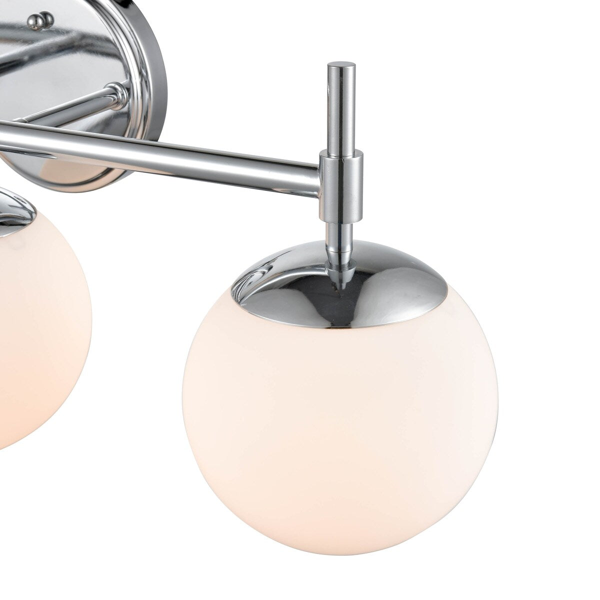 Lampada da bagno a 3 luci 929 Lighting in più finiture con paralumi in vetro opalino