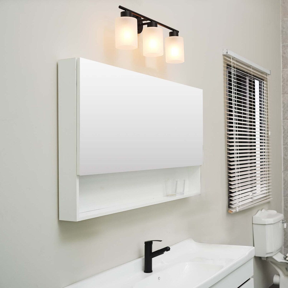 Lampada da bagno Bellevue Lydia a 3 luci, larghezza 23 cm, con finitura satinata