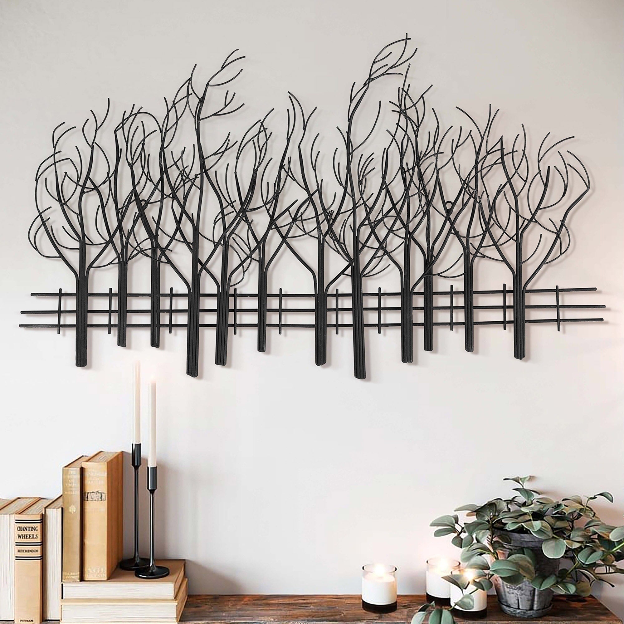 Decorazione da parete in metallo nero con campo di alberi