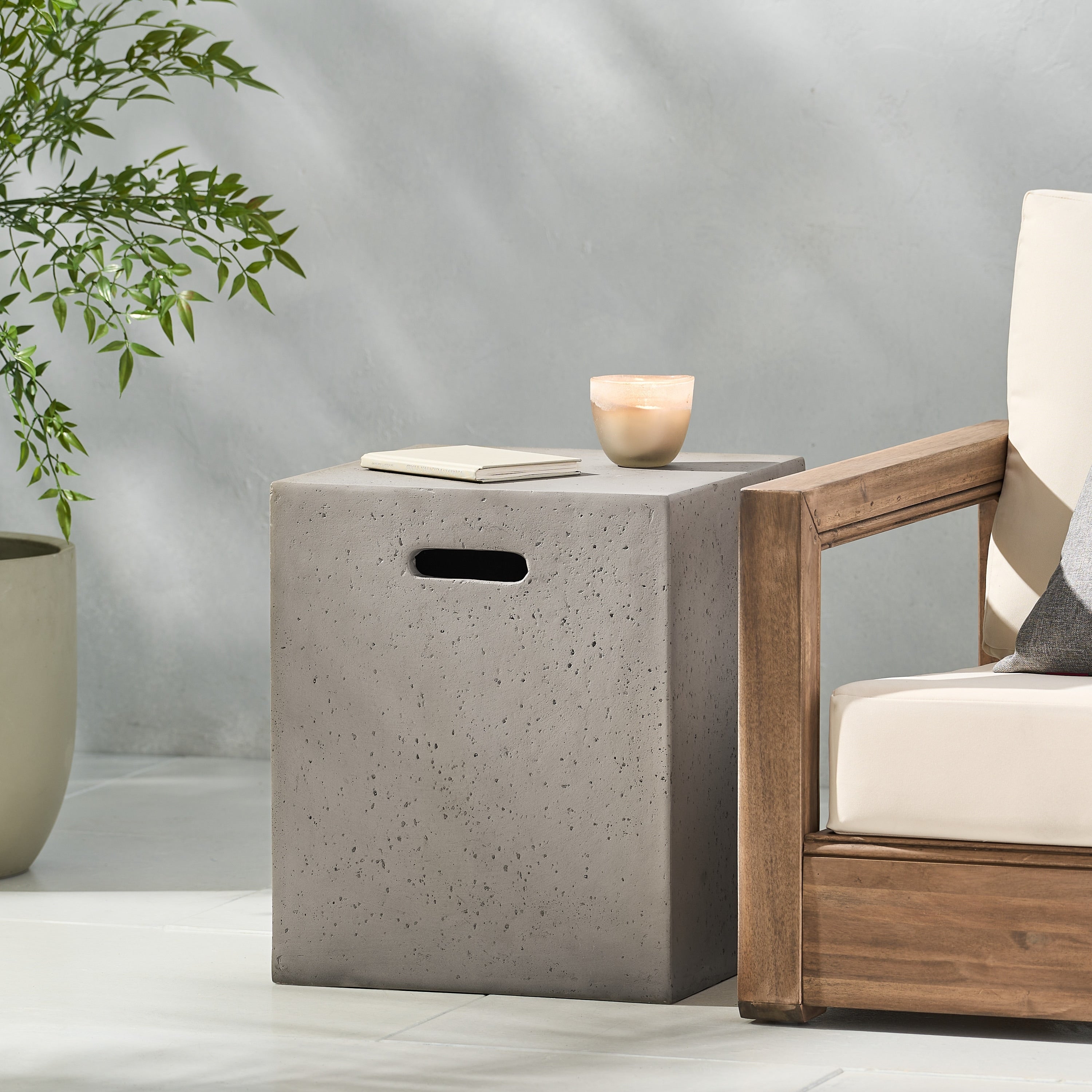 Christopher Knight Home - Tavolino laterale porta-cisterna in cemento leggero per esterni Aidan