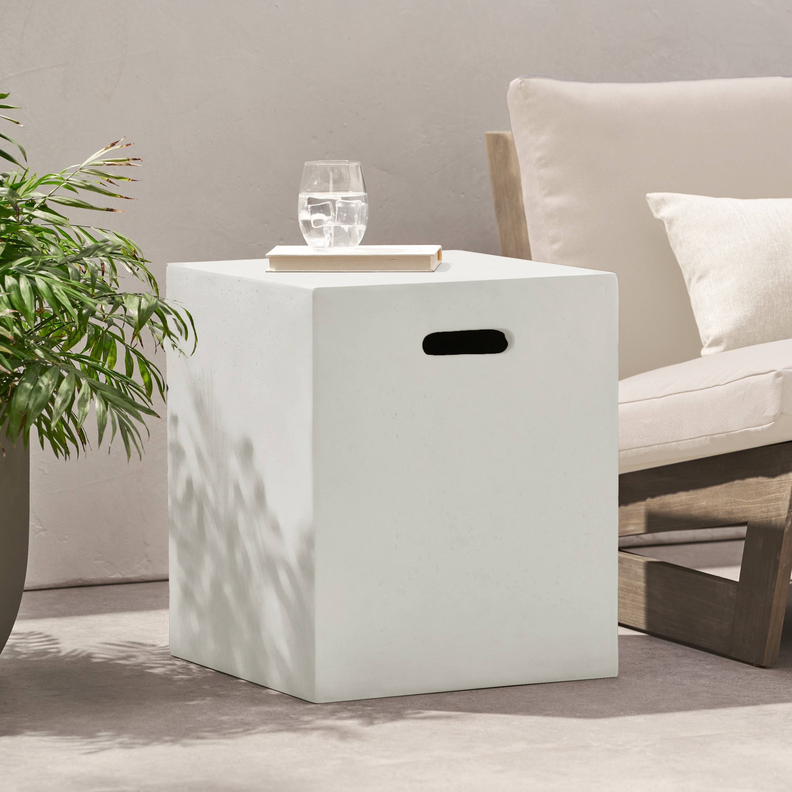 Christopher Knight Home - Tavolino laterale porta-cisterna in cemento leggero per esterni Aidan