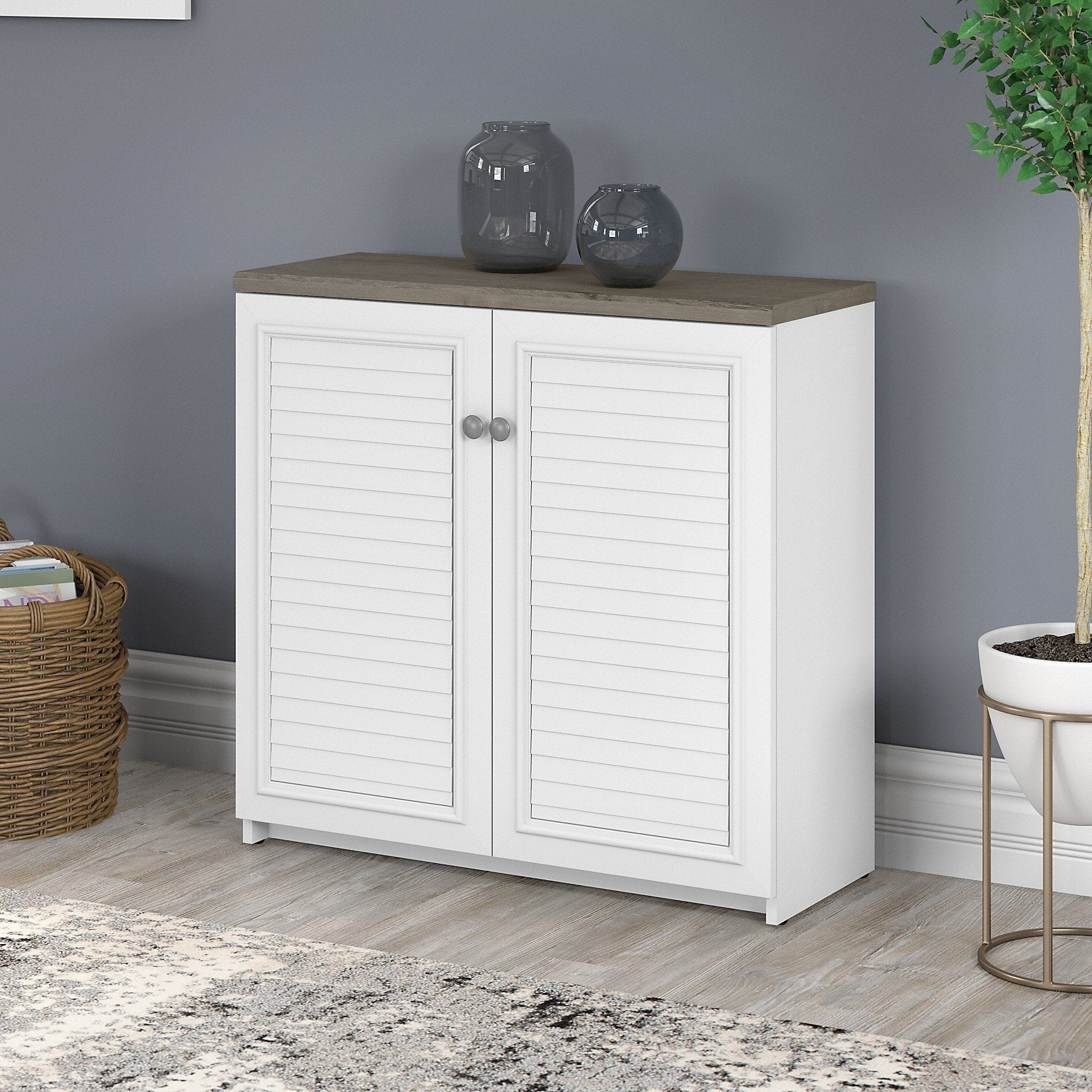 Mobiletto portaoggetti Fairview con ante e ripiani di Bush Furniture - 31,73 L x 12,76 P x 30,71 A