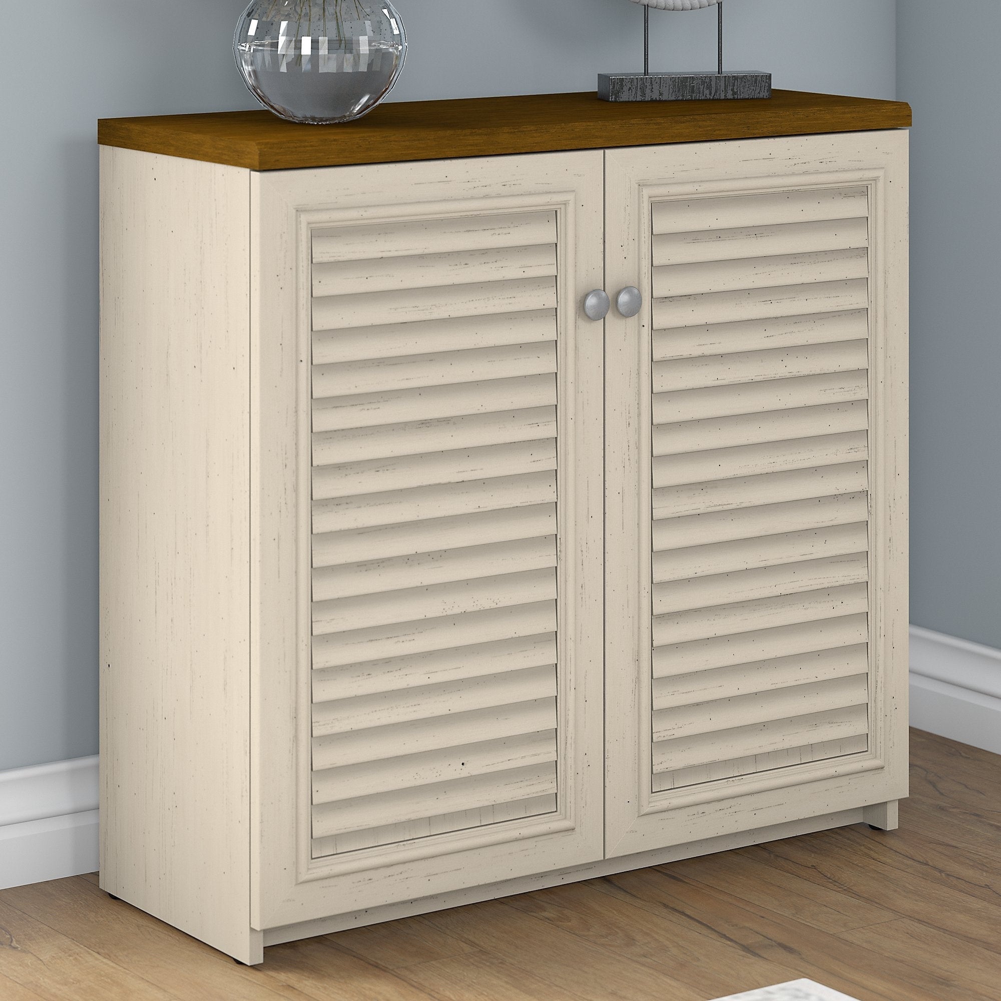 Mobiletto portaoggetti Fairview con ante e ripiani di Bush Furniture - 31,73 L x 12,76 P x 30,71 A