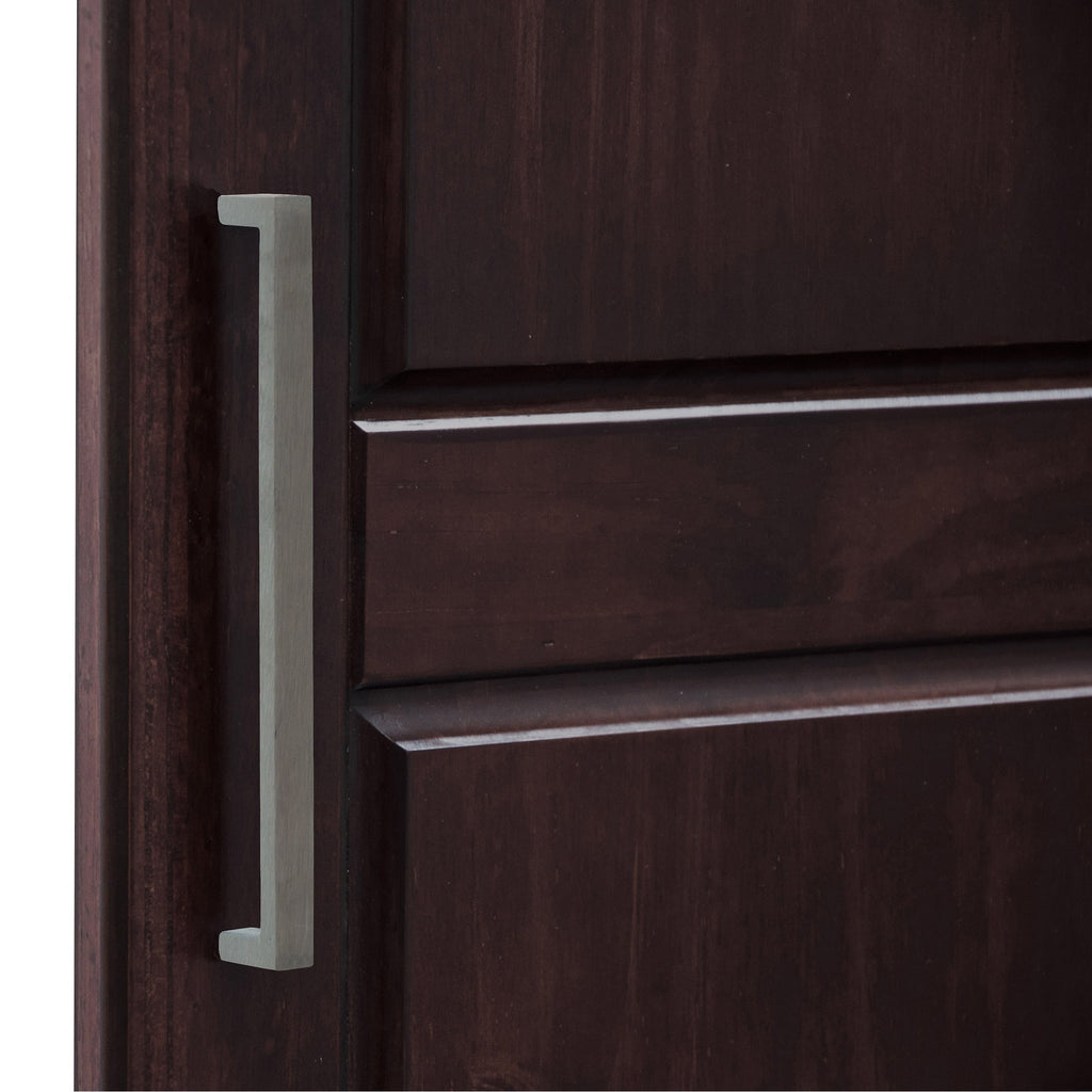 Armadio guardaroba Cosmo a 3 ante in legno massello al 100% di Palace Imports con ante in legno massello o a specchio