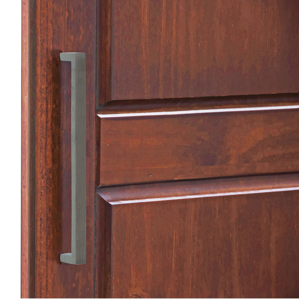 Armadio guardaroba Cosmo a 3 ante in legno massello al 100% di Palace Imports con ante in legno massello o a specchio