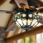 Ventilatore da soffitto con telecomando a 3 luci e vetrate colorate Della River of Goods, da 52 pollici