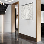 Decorazione murale in legno bianco avorio anticato con fiori e dettagli neri (set da 2)
