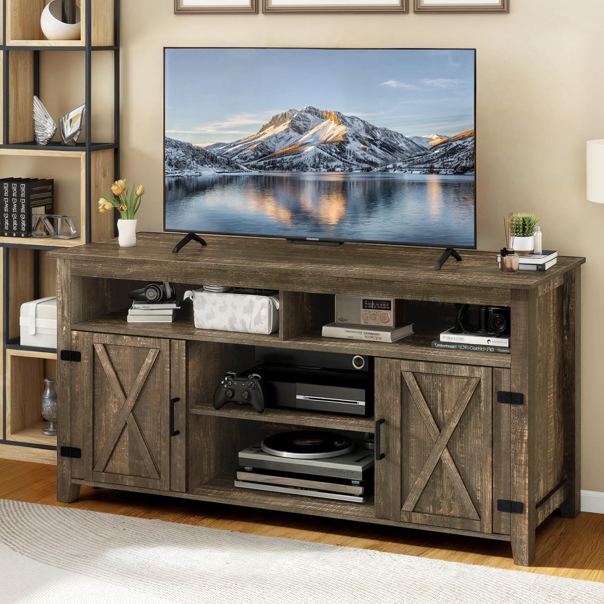 Mobile TV stile fattoria per TV fino a 65 pollici con ante e ripiani aperti, console multimediale, presa di corrente