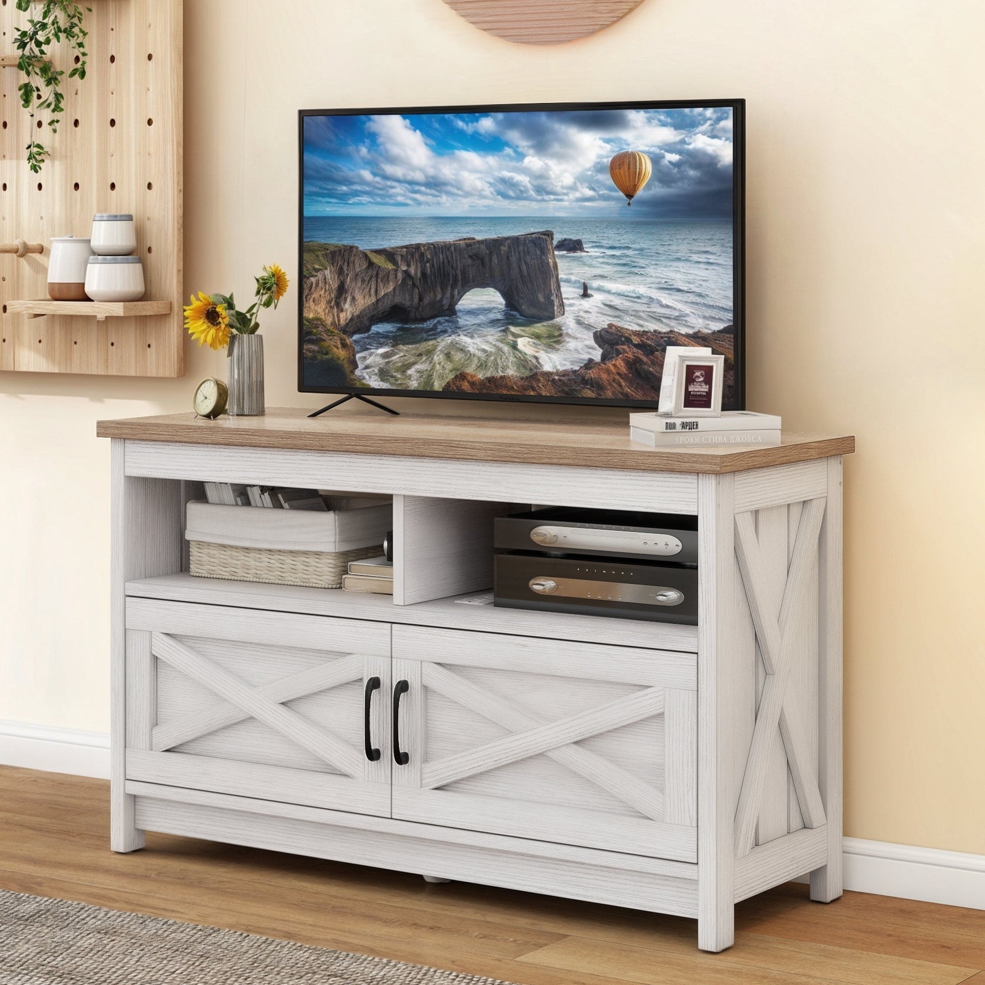 Mobile TV stile fattoria per TV fino a 65 pollici con ante e ripiani aperti, console multimediale, presa di corrente