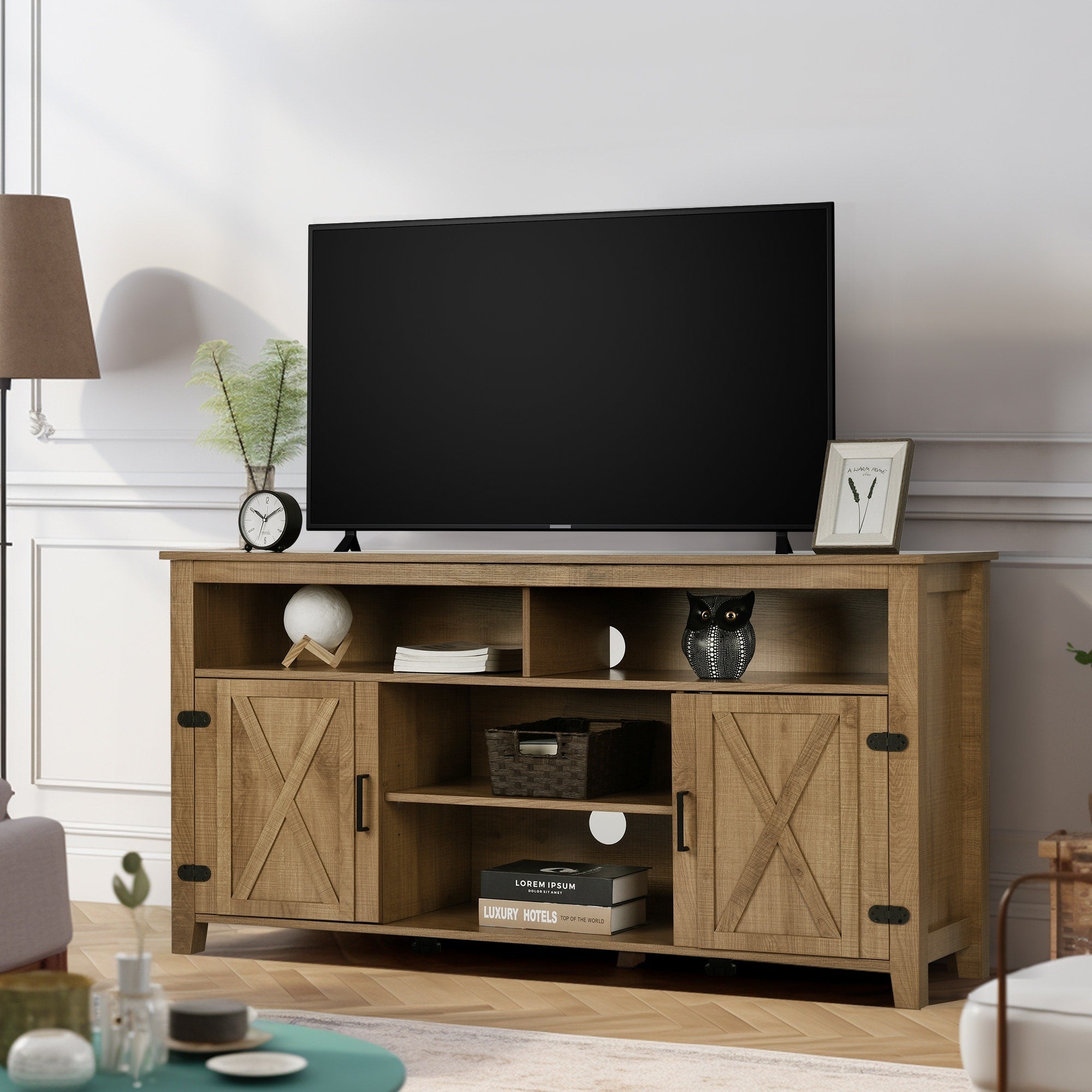 Mobile TV stile fattoria per TV fino a 65 pollici con ante e ripiani aperti, console multimediale, presa di corrente