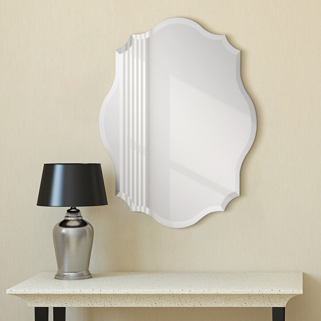 Specchio da parete elegante, oblungo, smussato e smerlato, senza cornice