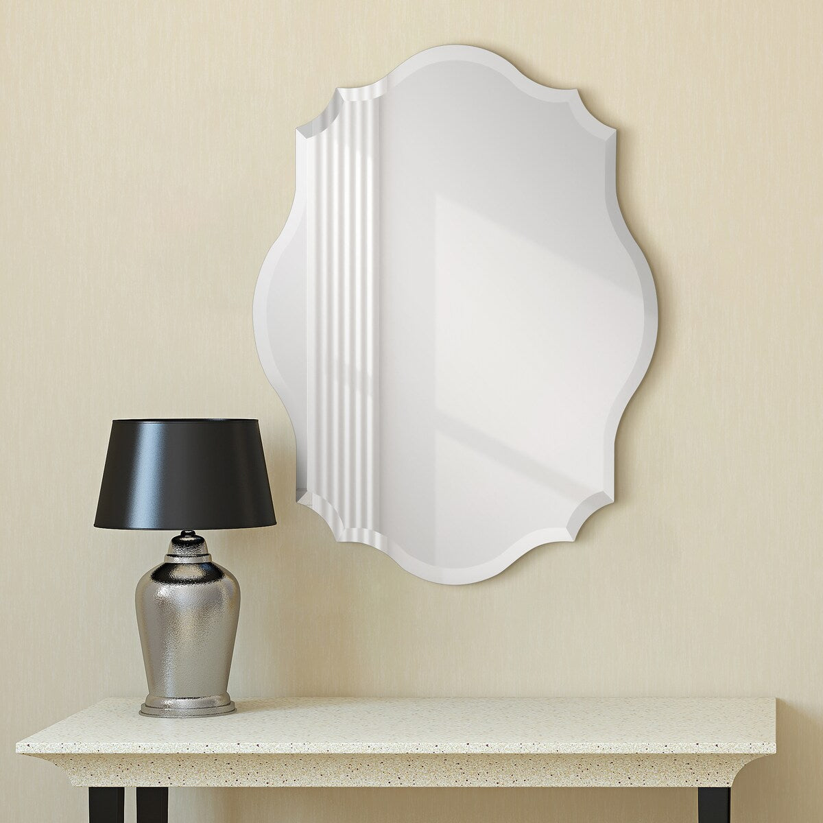 Specchio da parete elegante, oblungo, smussato e smerlato, senza cornice