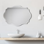 Specchio da parete elegante, oblungo, smussato e smerlato, senza cornice