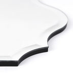 Specchio da parete elegante, oblungo, smussato e smerlato, senza cornice