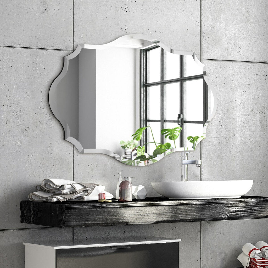 Specchio da parete elegante, oblungo, smussato e smerlato, senza cornice
