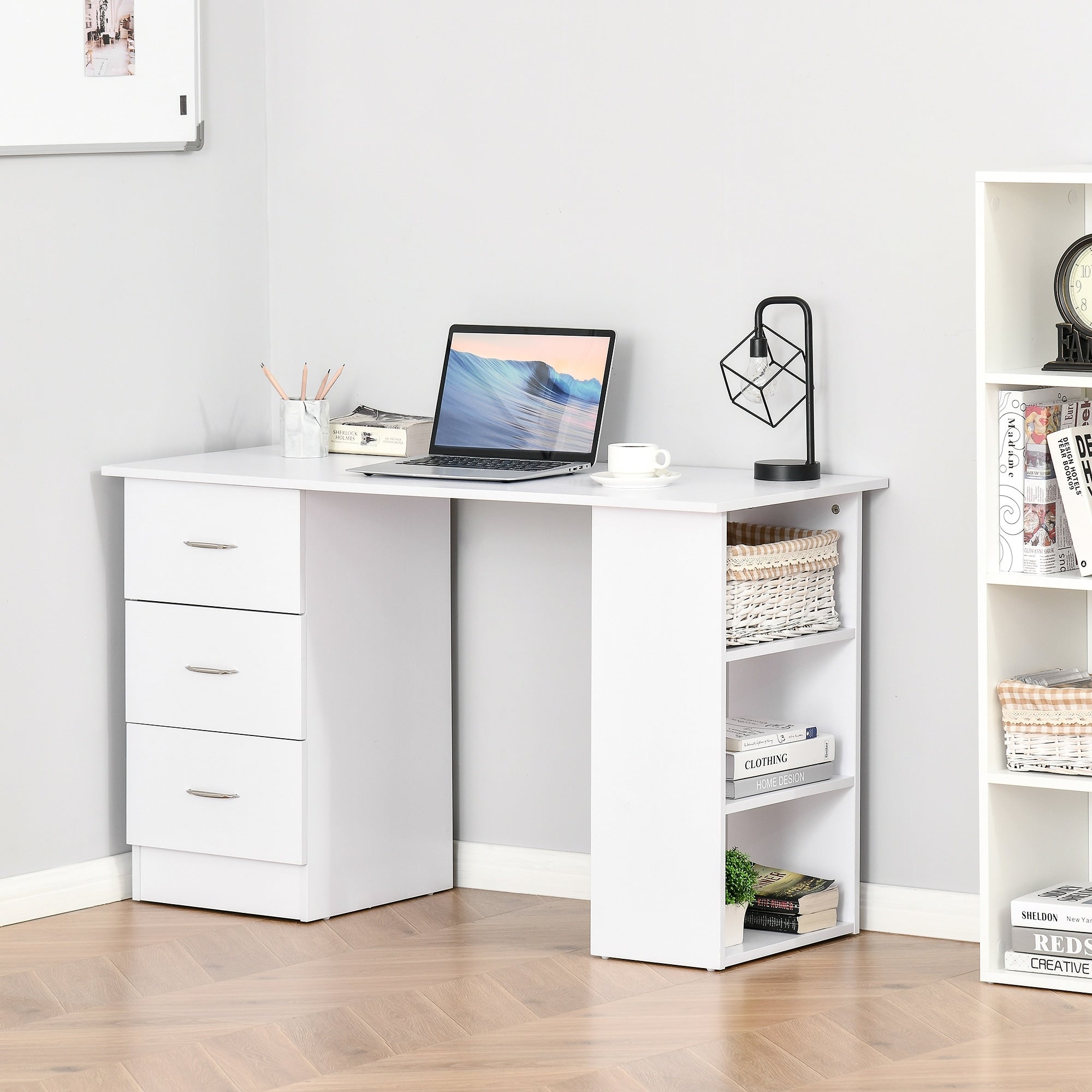 HOMCOM 47 Scrivania per computer moderna per ufficio domestico, libreria, scrivania, postazione di lavoro con 3 cassetti e ripiano portaoggetti, bianco