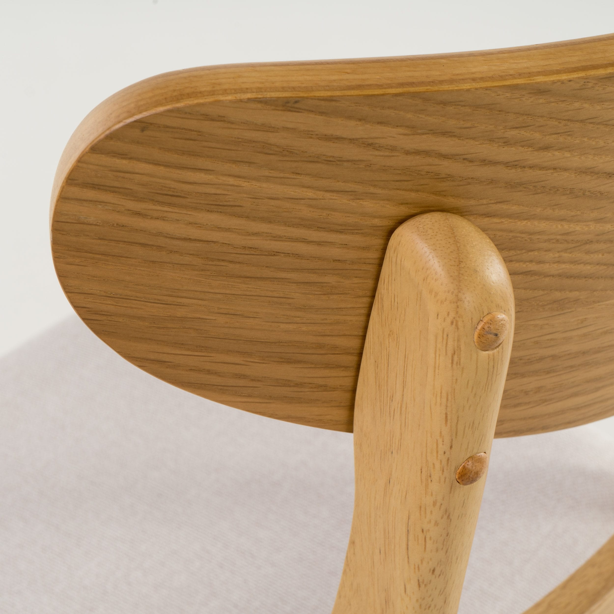 Sedia da pranzo Abrielle in legno di caucciù imbottita in stile moderno di metà secolo (set di 2) di Christopher Knight Home