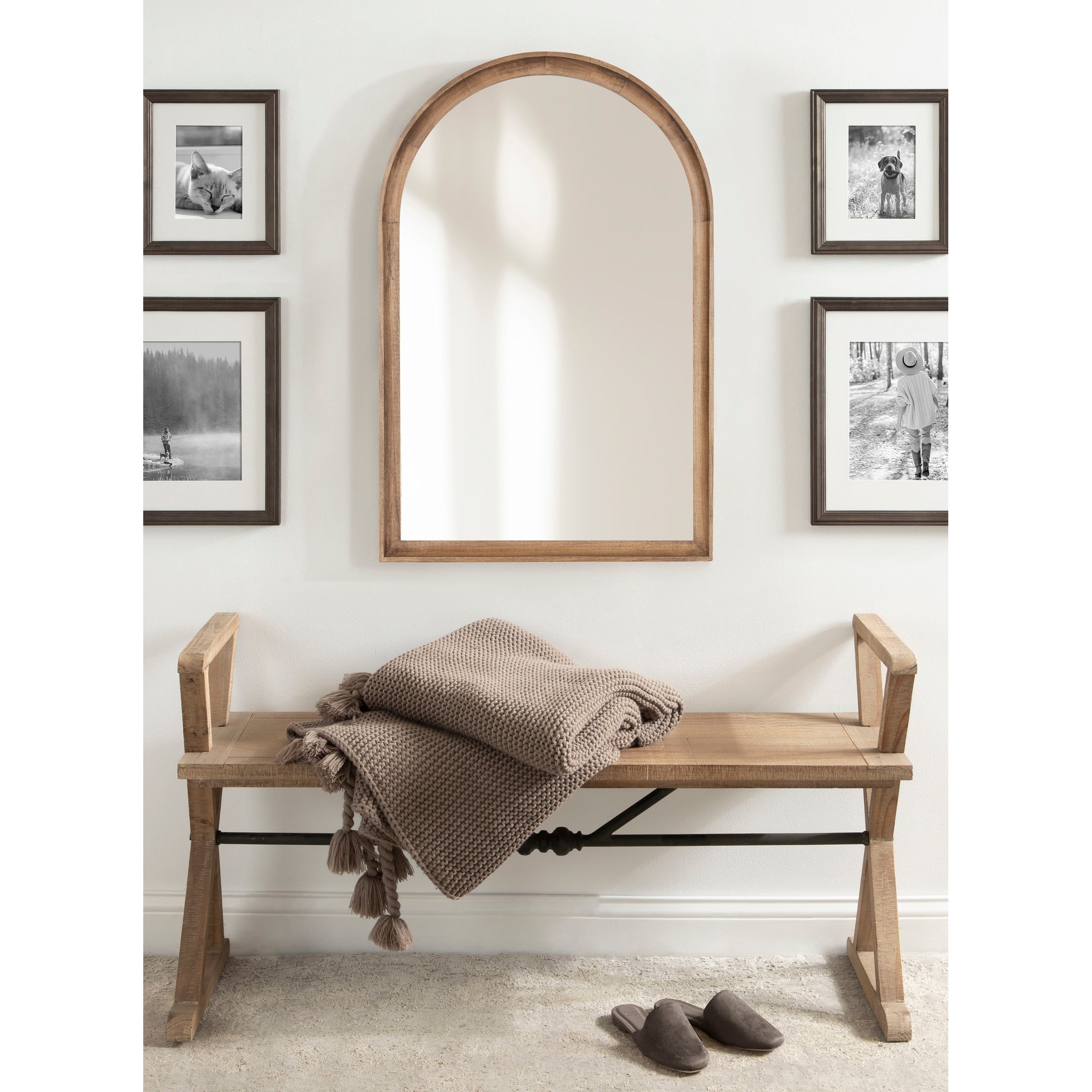 Specchio da parete in legno ad arco di Kate e Laurel Hatherleigh