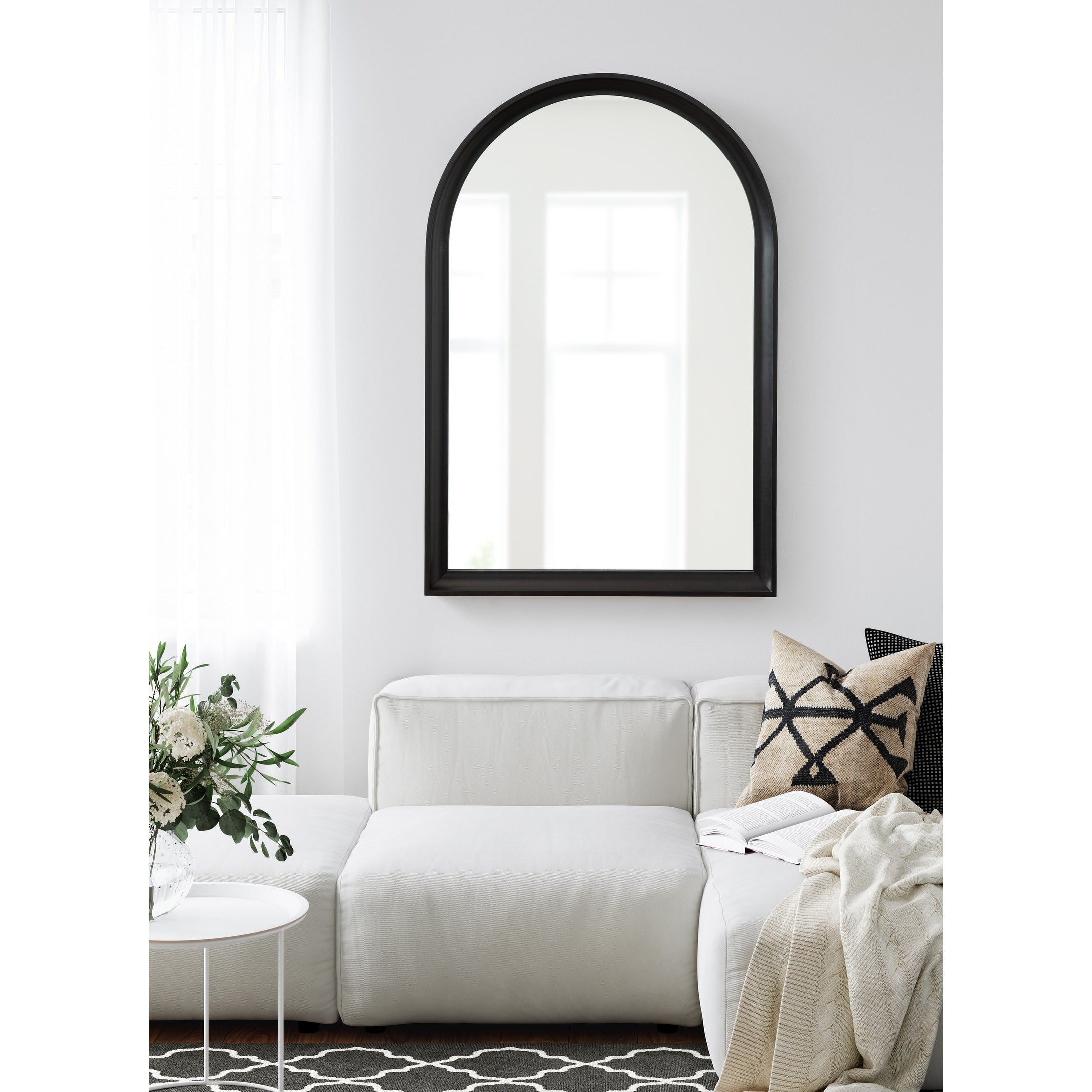 Specchio da parete in legno ad arco di Kate e Laurel Hatherleigh
