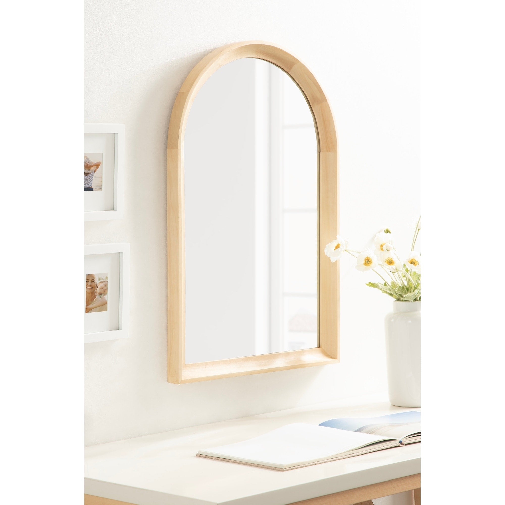 Specchio da parete in legno ad arco di Kate e Laurel Hatherleigh