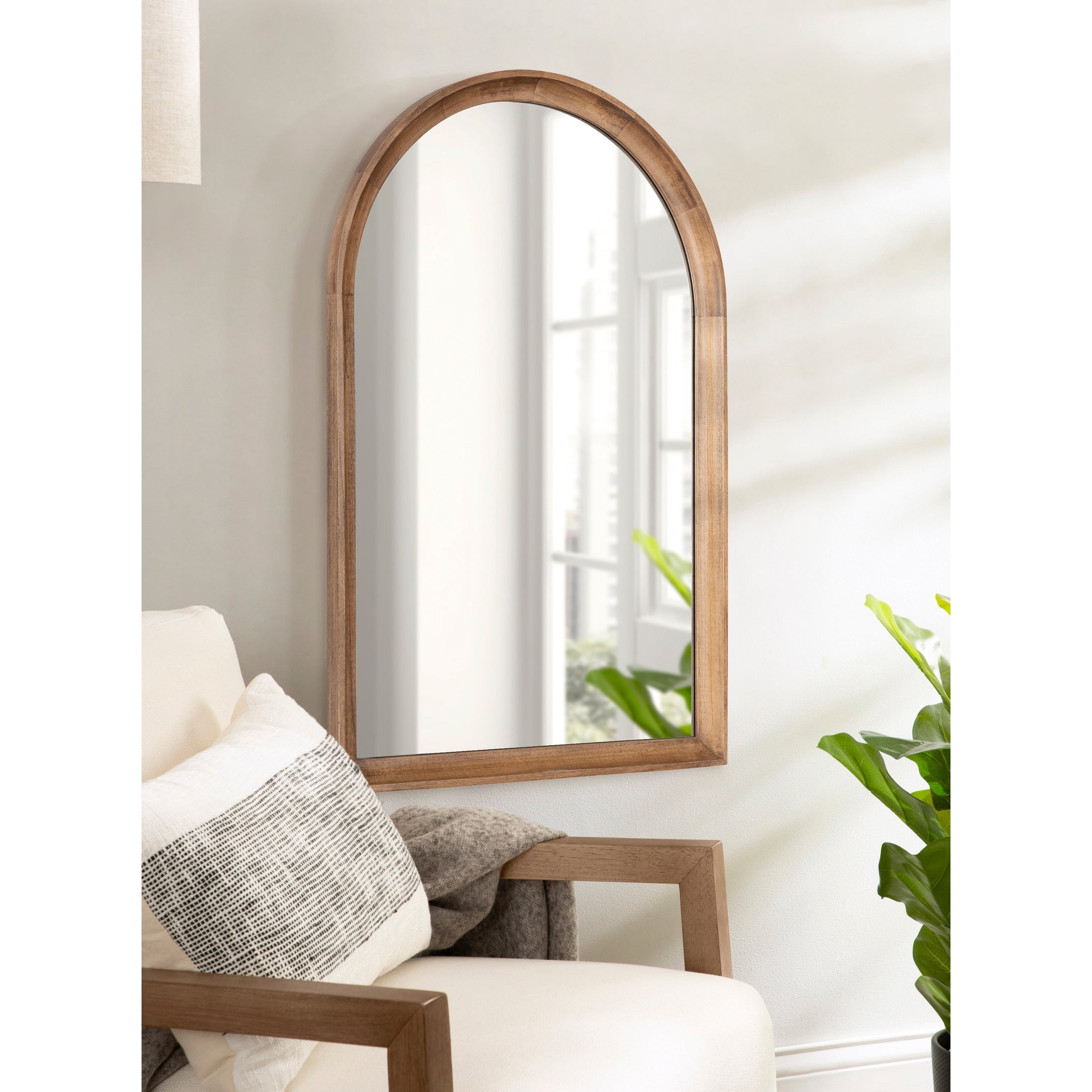 Specchio da parete in legno ad arco di Kate e Laurel Hatherleigh