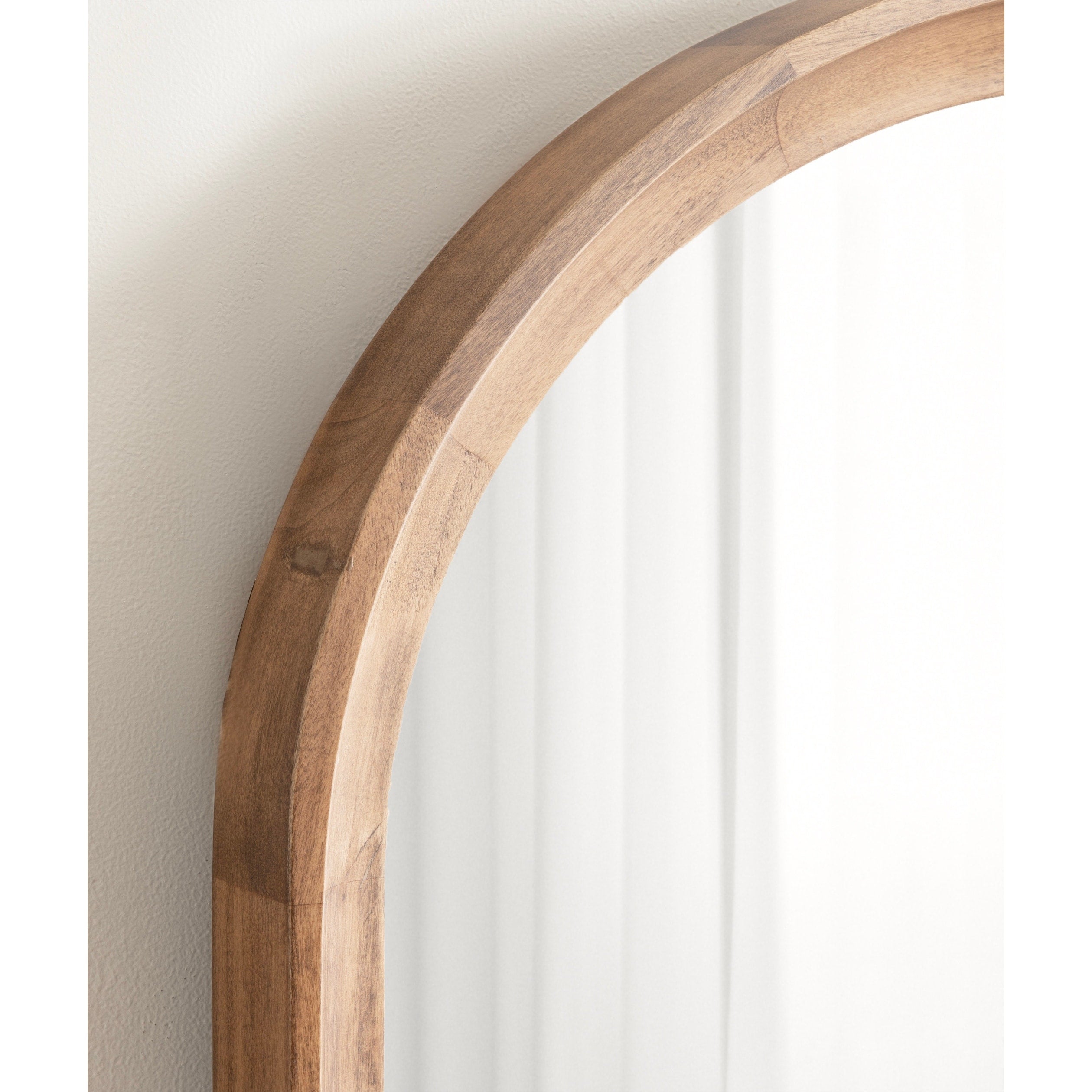 Specchio da parete in legno ad arco di Kate e Laurel Hatherleigh
