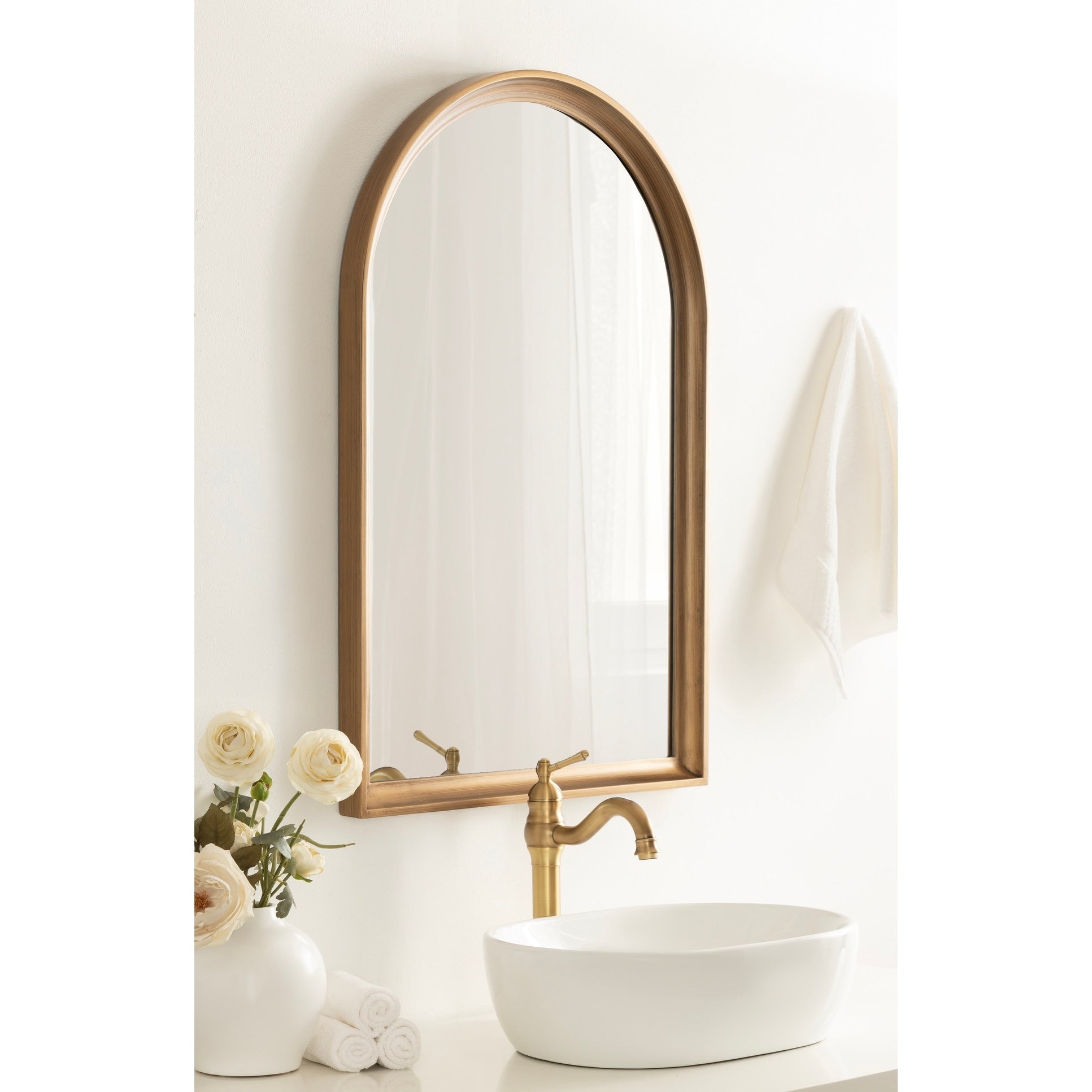 Specchio da parete in legno ad arco di Kate e Laurel Hatherleigh