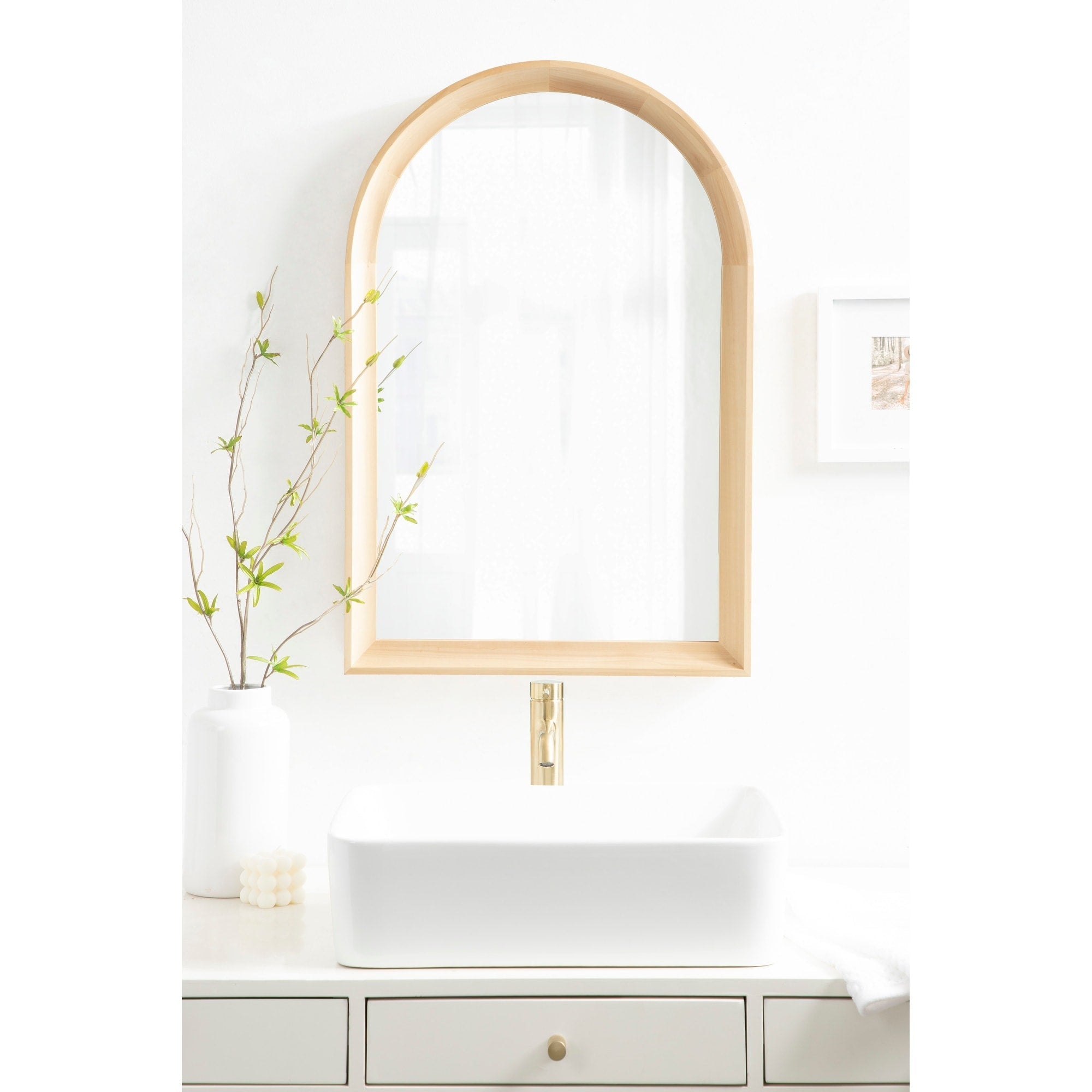 Specchio da parete in legno ad arco di Kate e Laurel Hatherleigh