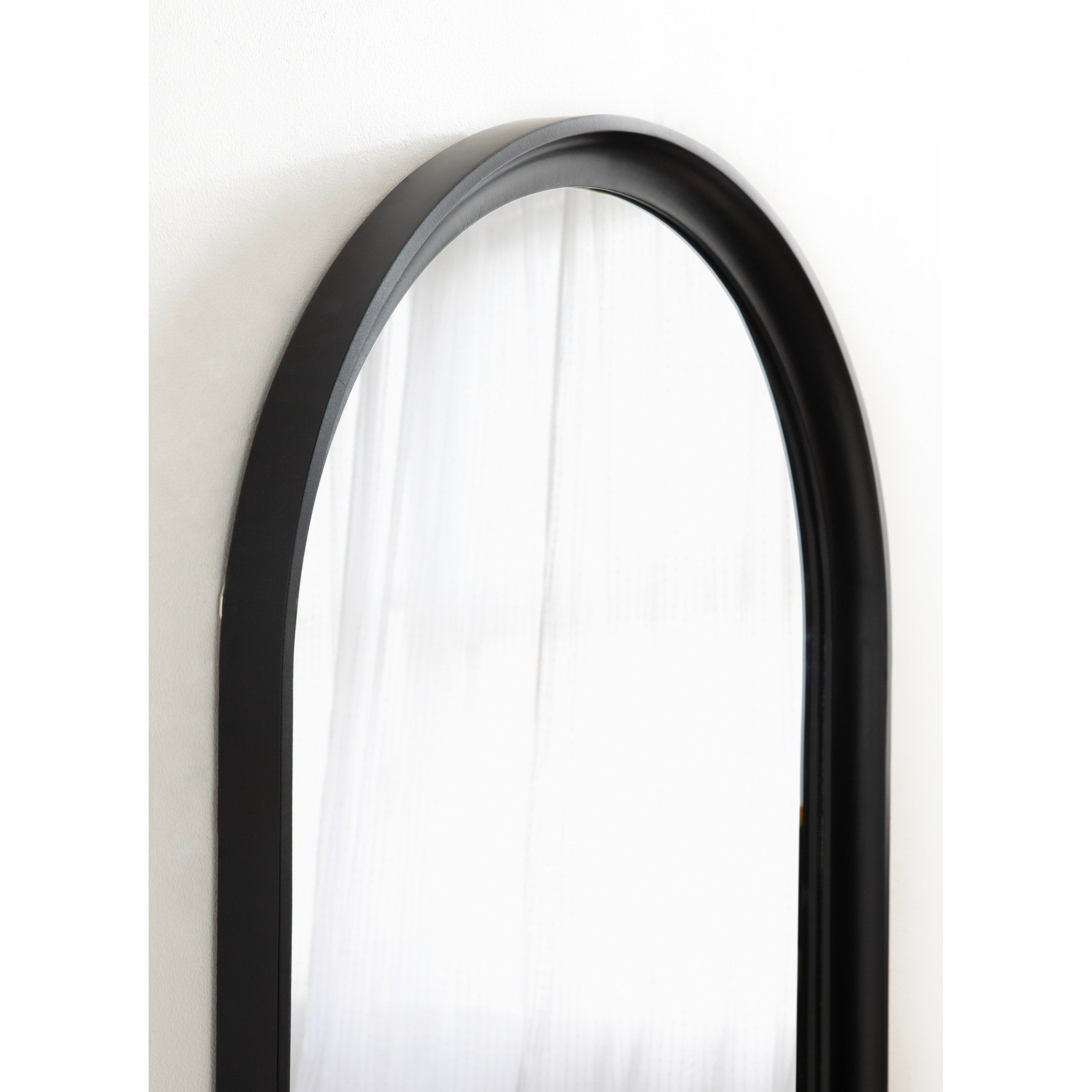 Specchio da parete in legno ad arco di Kate e Laurel Hatherleigh