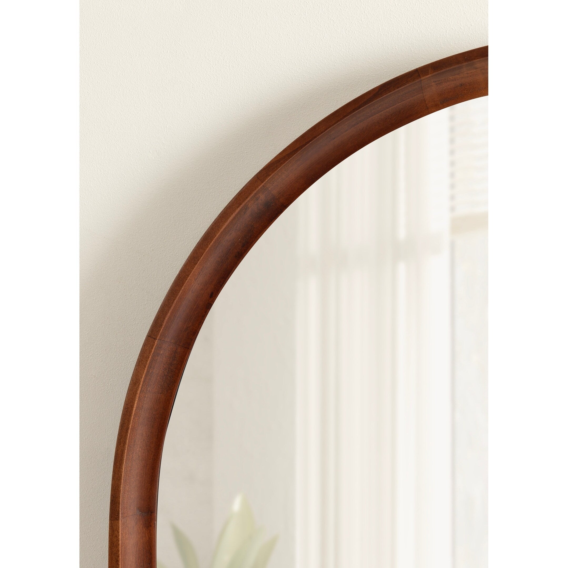 Specchio da parete in legno ad arco di Kate e Laurel Hatherleigh