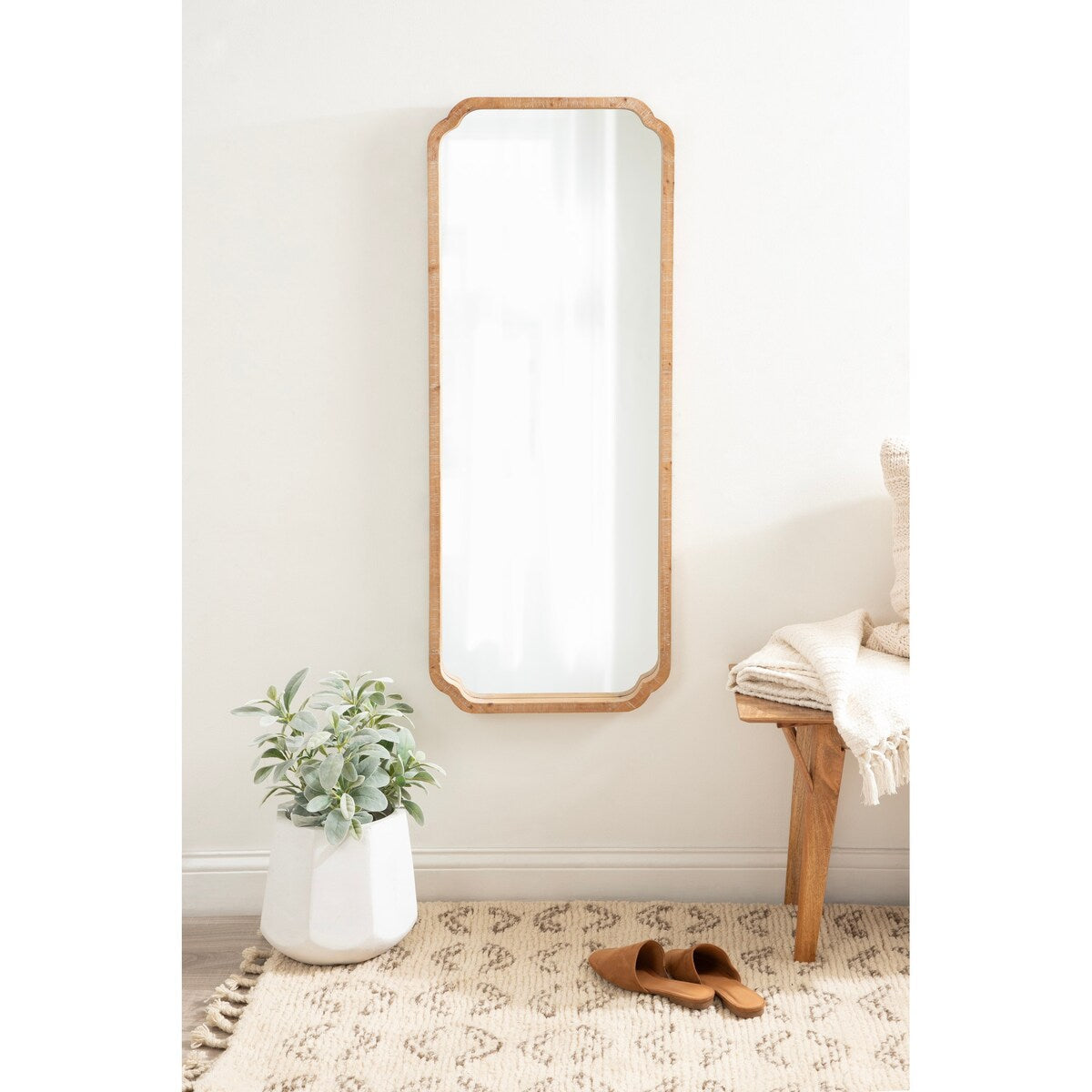 Specchio da parete quadrato in legno di Kate e Laurel Marston