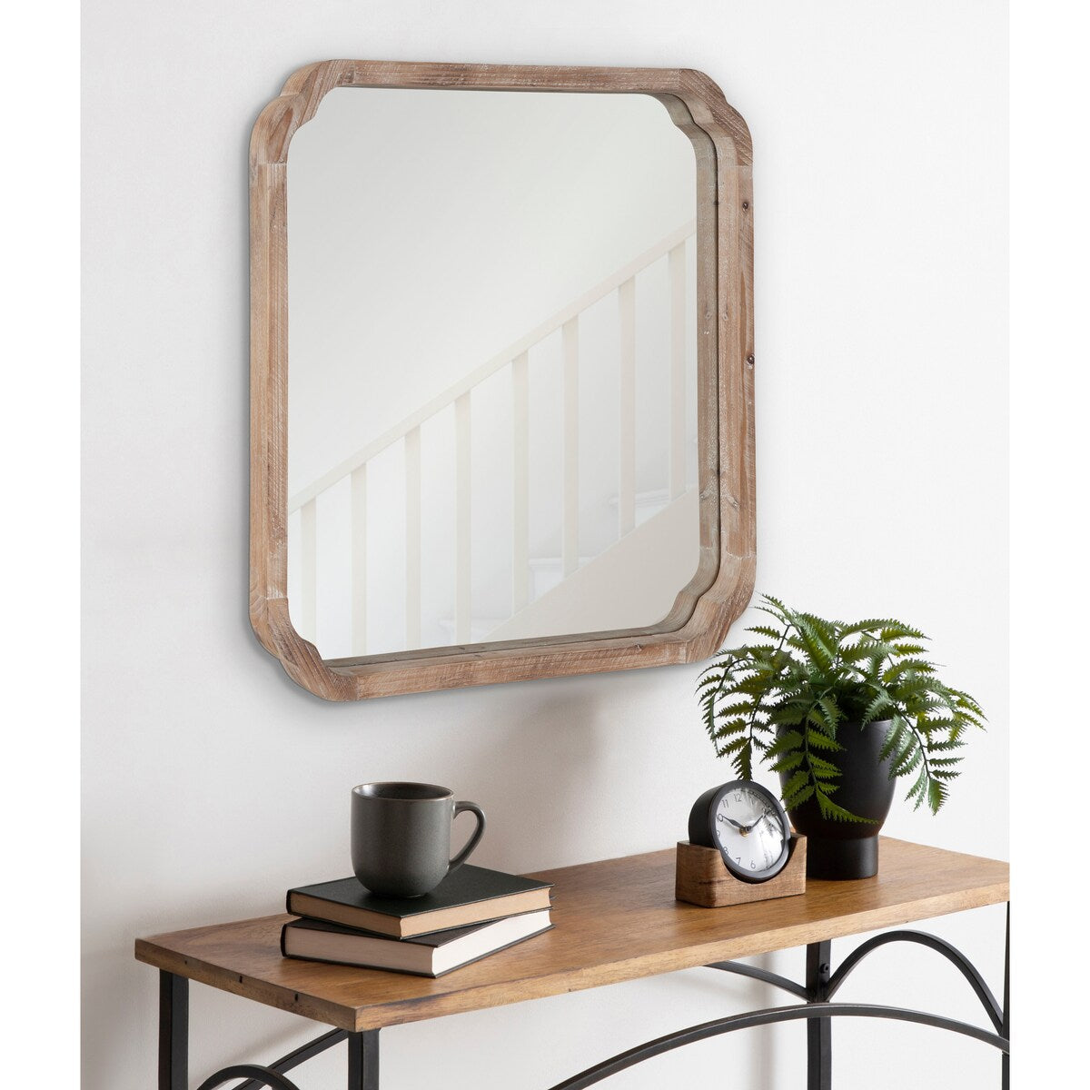 Specchio da parete quadrato in legno di Kate e Laurel Marston