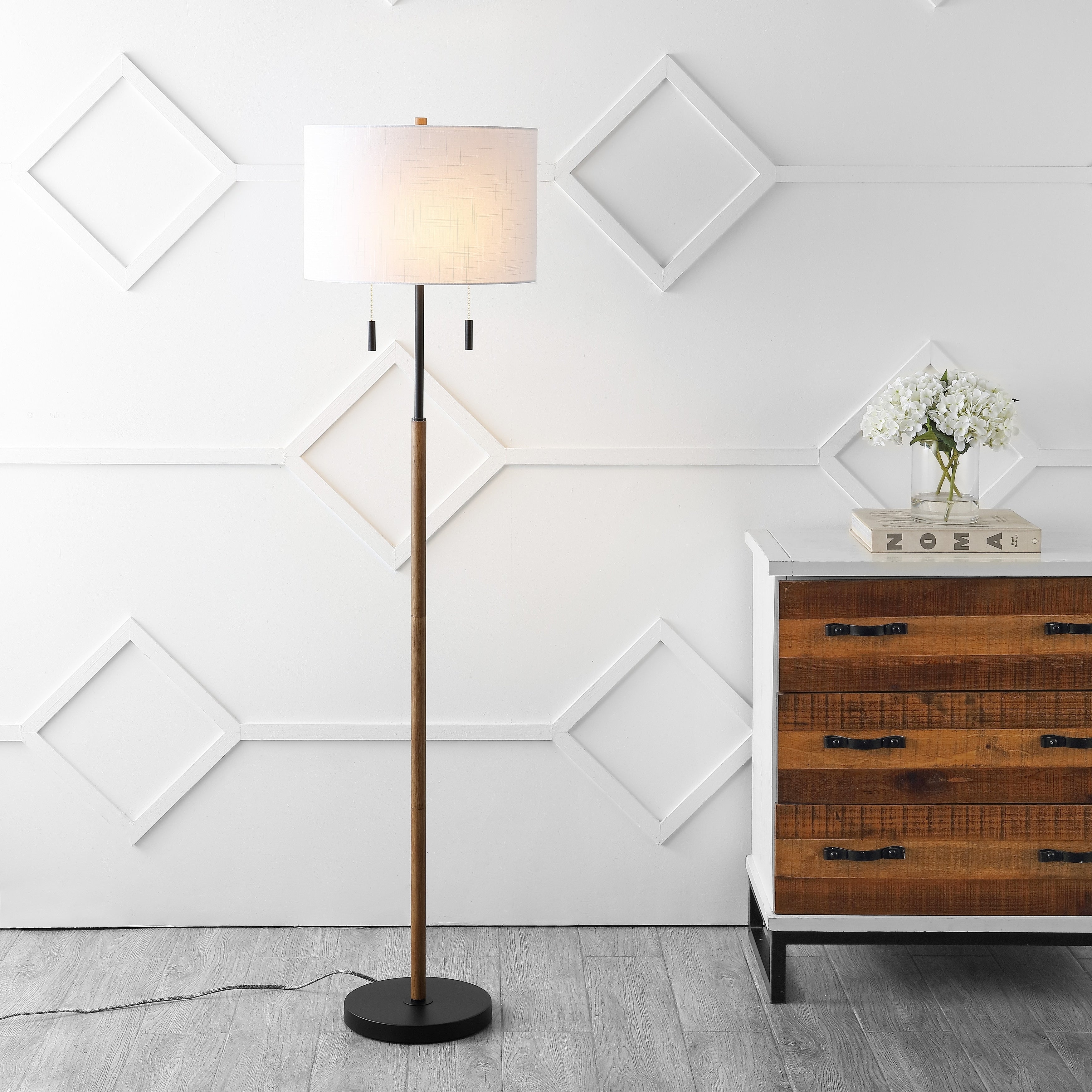 Lampada da terra a LED con candeliere in ferro rustico Koda 61, finitura in legno marrone/nero di JONATHAN Y