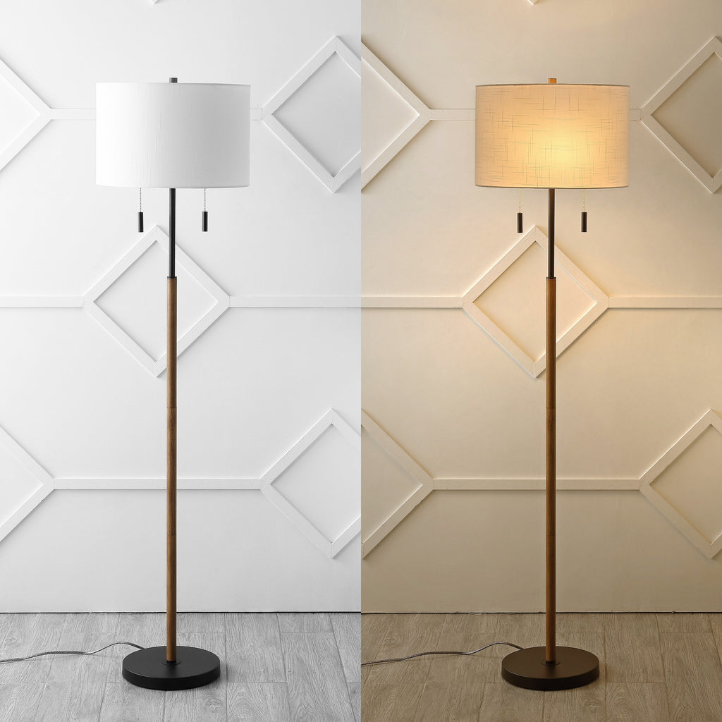 Lampada da terra a LED con candeliere in ferro rustico Koda 61, finitura in legno marrone/nero di JONATHAN Y