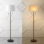 Lampada da terra a LED con candeliere in ferro rustico Koda 61, finitura in legno marrone/nero di JONATHAN Y