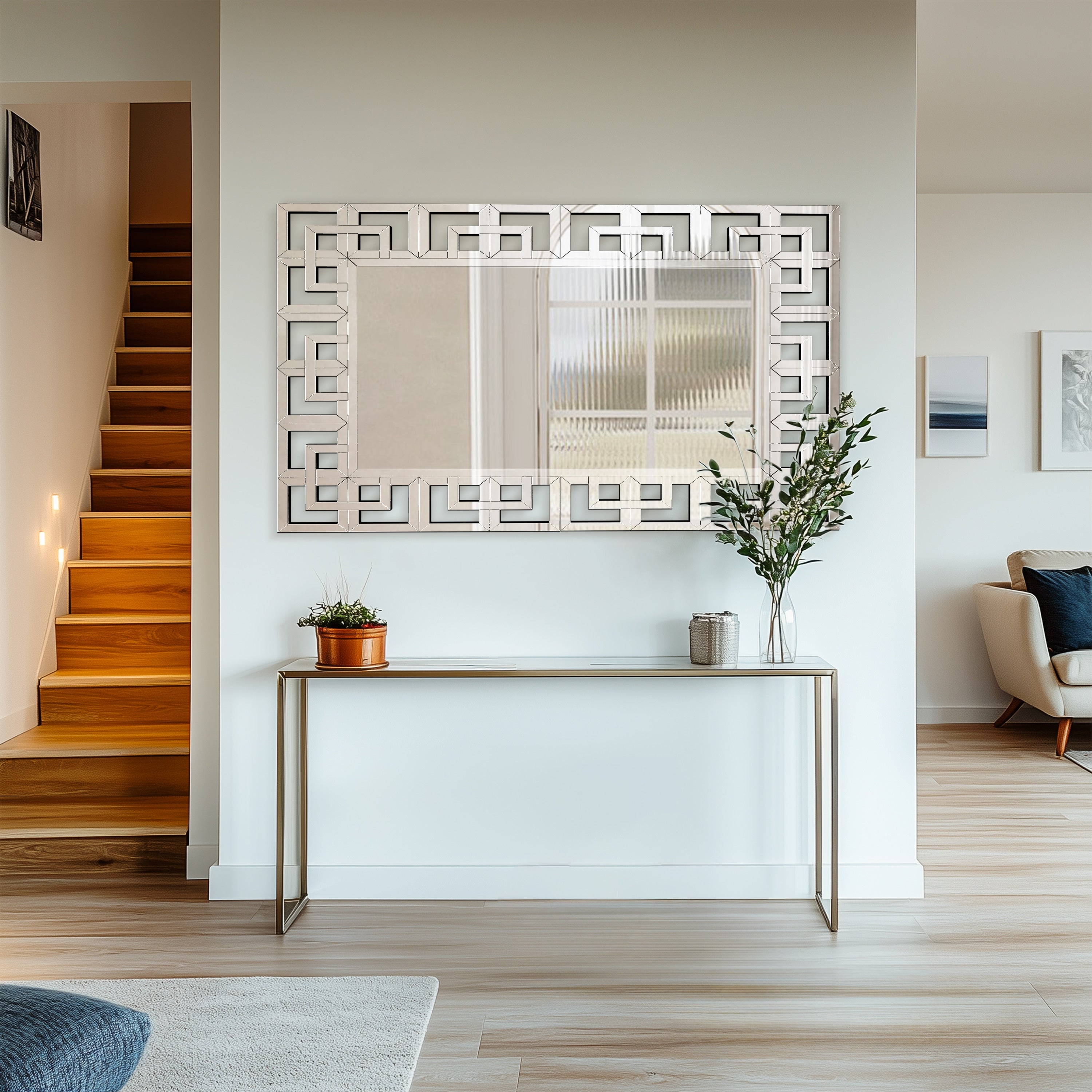 Grande specchio da parete con cornice geometrica e accenti argentati