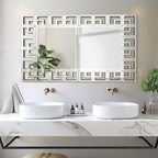 Grande specchio da parete con cornice geometrica e accenti argentati