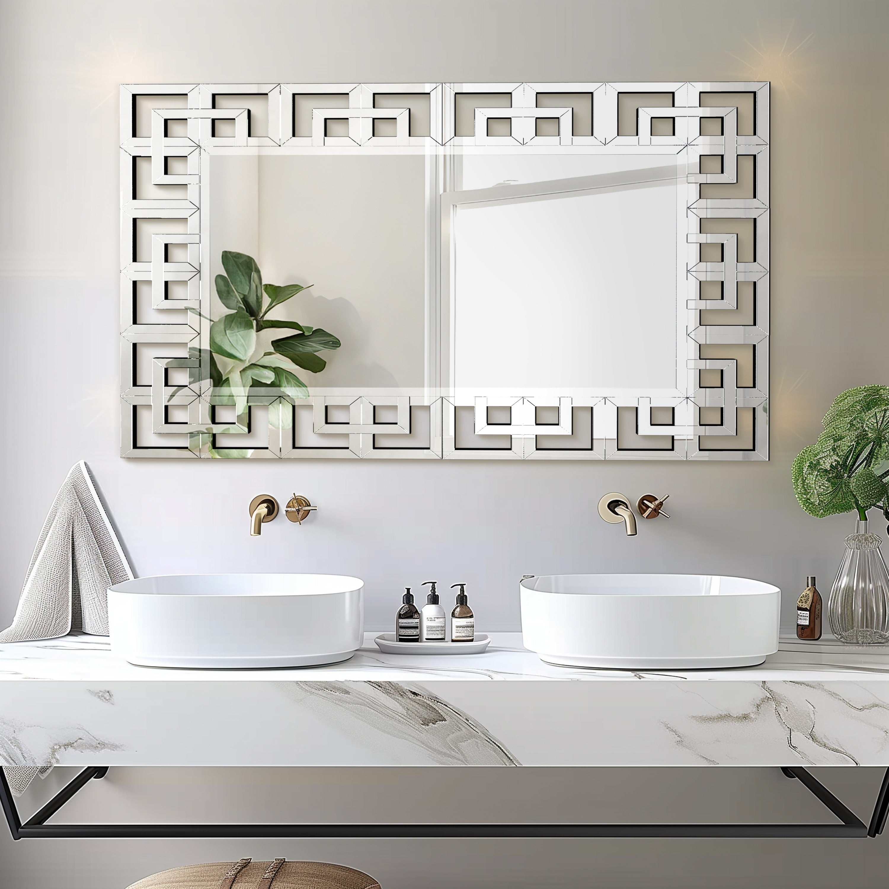 Grande specchio da parete con cornice geometrica e accenti argentati