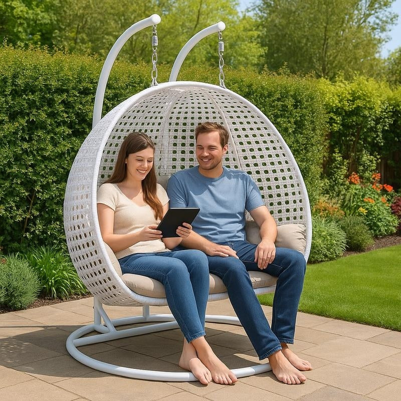 Sedia a forma di uovo sospesa LeisureMod per 2 persone con supporto - Amaca da esterno/interno in rattan e vimini per patio con cuscini