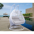 Sedia a forma di uovo sospesa LeisureMod per 2 persone con supporto - Amaca da esterno/interno in rattan e vimini per patio con cuscini