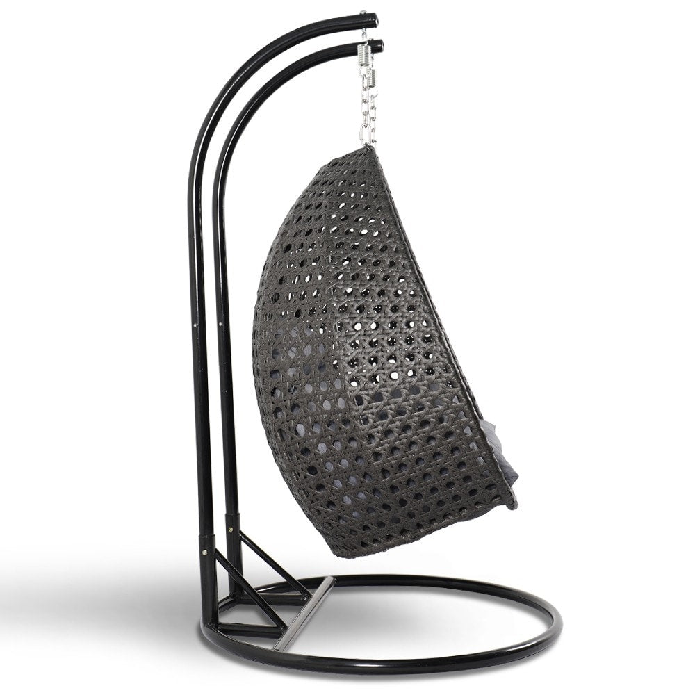 Sedia a forma di uovo sospesa LeisureMod per 2 persone con supporto - Amaca da esterno/interno in rattan e vimini per patio con cuscini