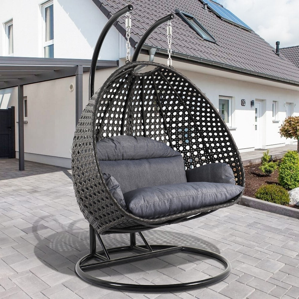 Sedia a forma di uovo sospesa LeisureMod per 2 persone con supporto - Amaca da esterno/interno in rattan e vimini per patio con cuscini