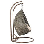 Sedia a forma di uovo sospesa LeisureMod per 2 persone con supporto - Amaca da esterno/interno in rattan e vimini per patio con cuscini