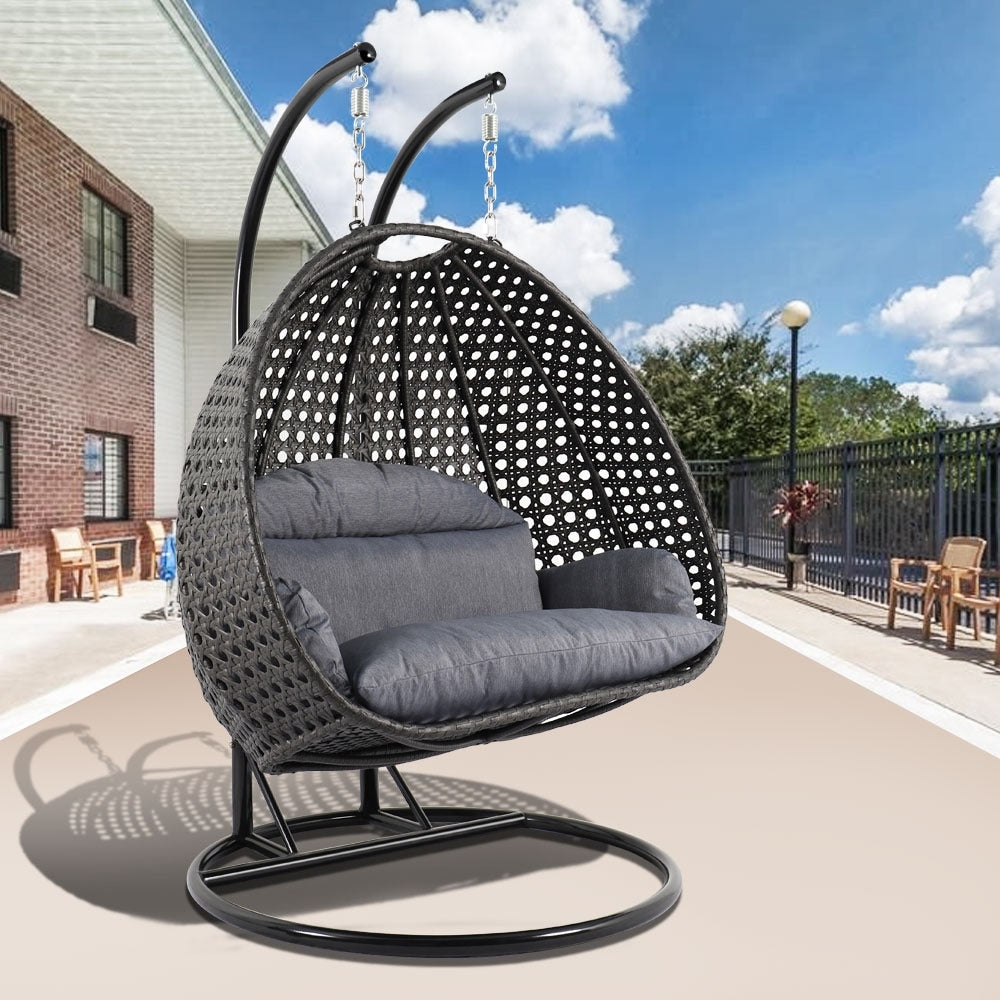 Sedia a forma di uovo sospesa LeisureMod per 2 persone con supporto - Amaca da esterno/interno in rattan e vimini per patio con cuscini