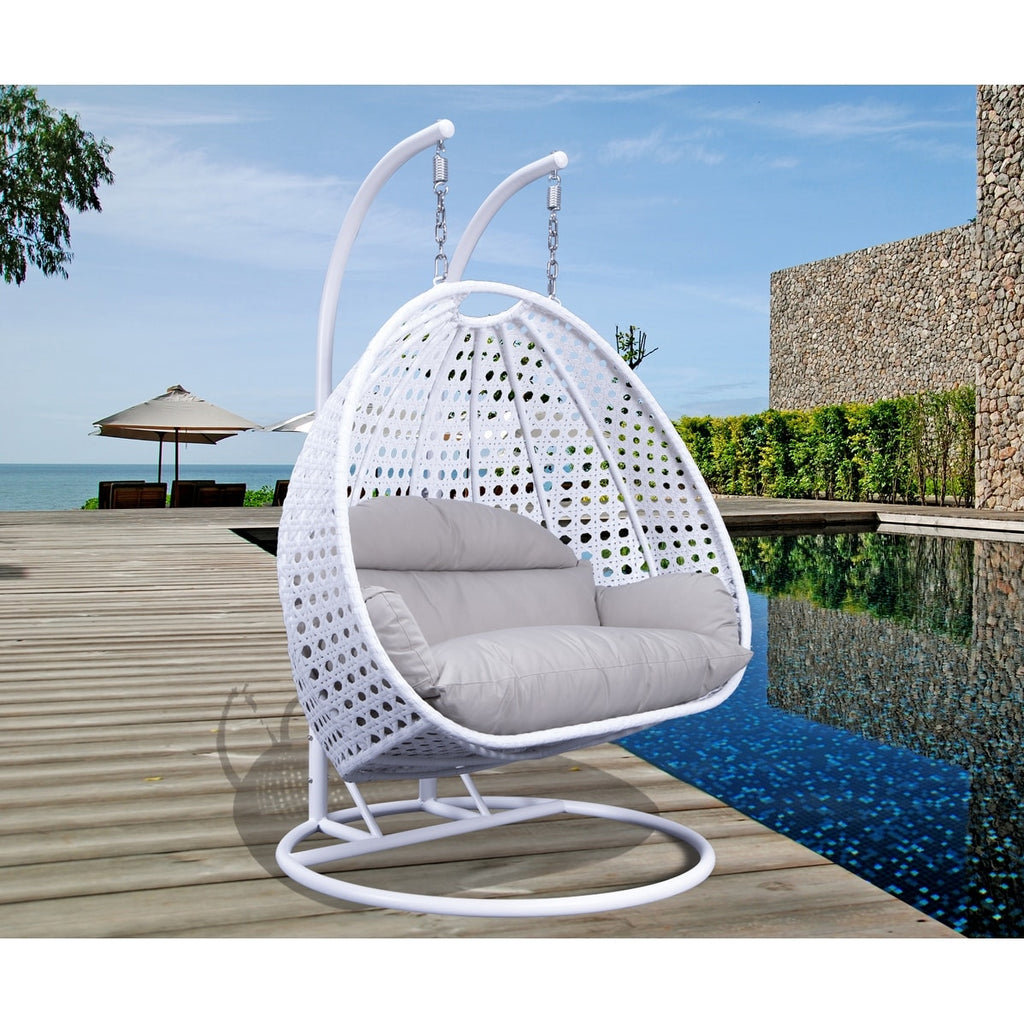 Sedia a forma di uovo sospesa LeisureMod per 2 persone con supporto - Amaca da esterno/interno in rattan e vimini per patio con cuscini