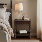 Comodino in legno tornito Madison Park Signature Beckett con cassetto e ripiano