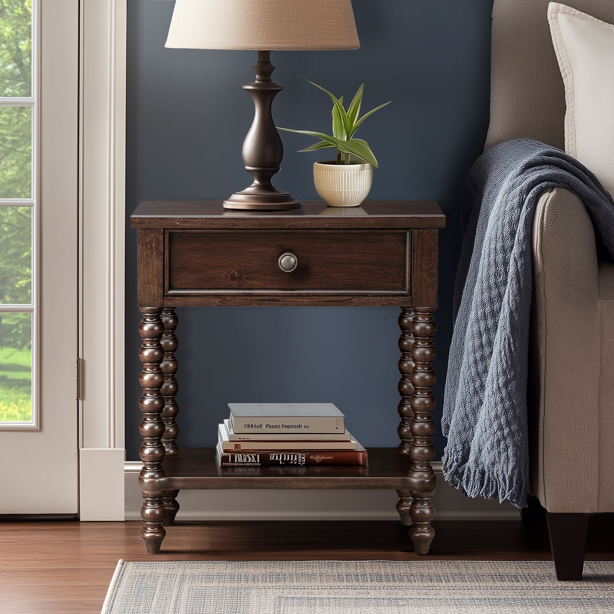 Comodino in legno tornito Madison Park Signature Beckett con cassetto e ripiano