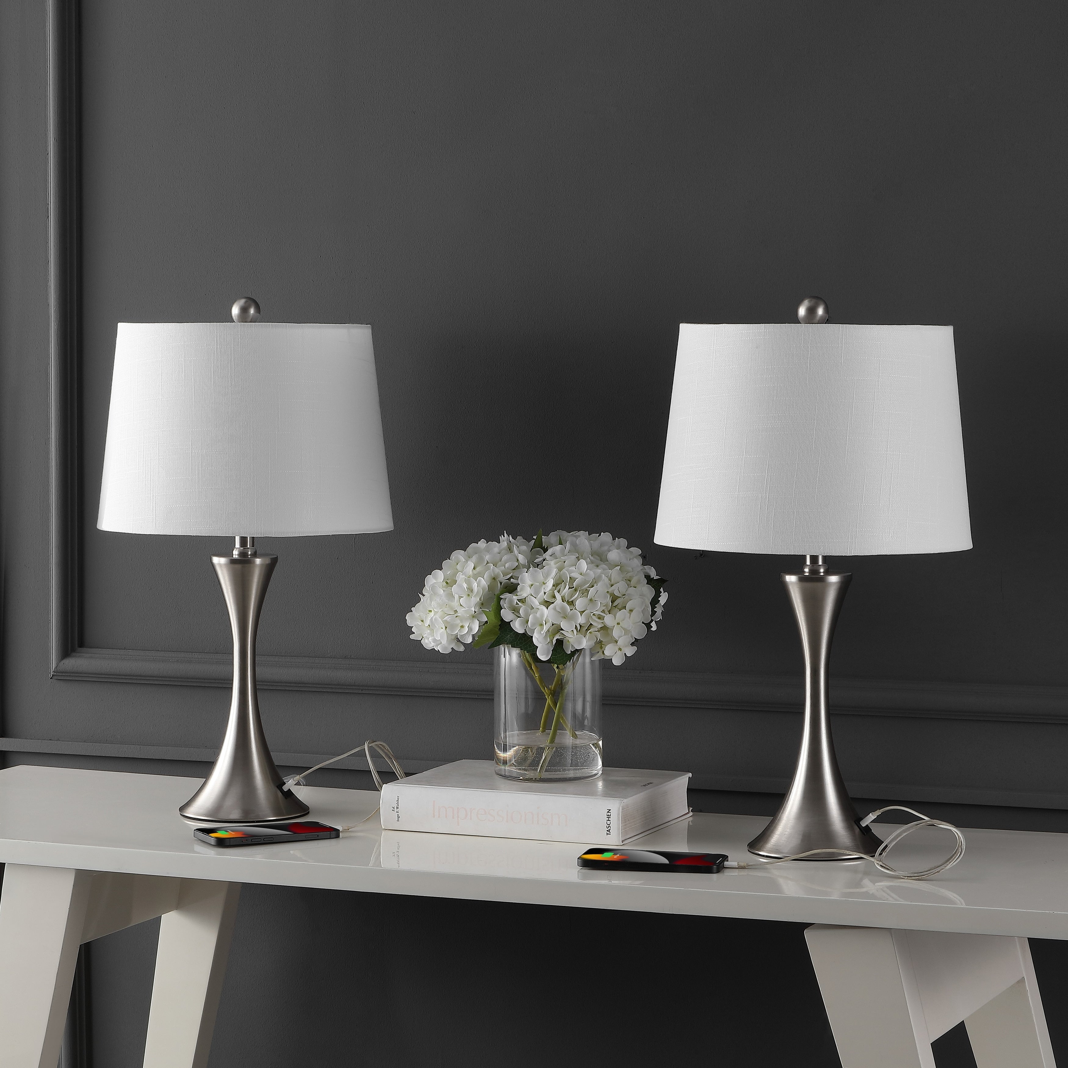 Lampada da tavolo a LED Makena 22.75 Modern Glam Iron Hourglass con porta di ricarica USB, (set da 2) di JONATHAN Y